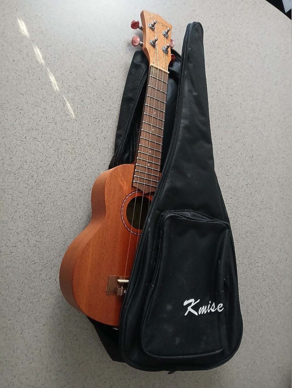 Kmise Soprano Ukulele Mahogany Brown 4-String with case.